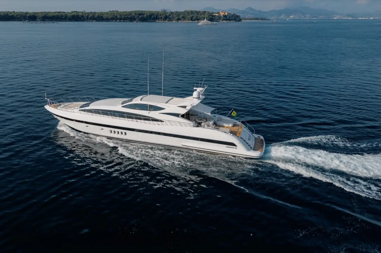 Mangusta 105, cubierta principal — Barcelona Yacht Rental, Barcelona. Velocidad y estilo deportivo rumbo a Sitges