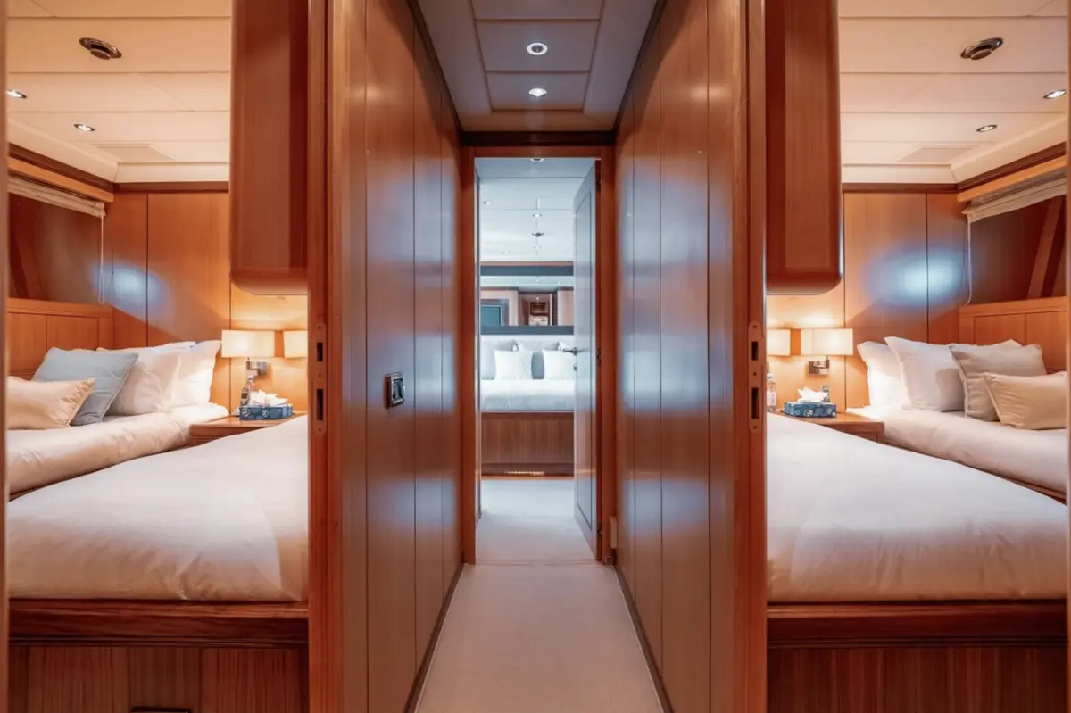 Mangusta 105, cubierta de popa — Barcelona Yacht Rental, Barcelona. Velocidad y estilo deportivo rumbo a Sitges