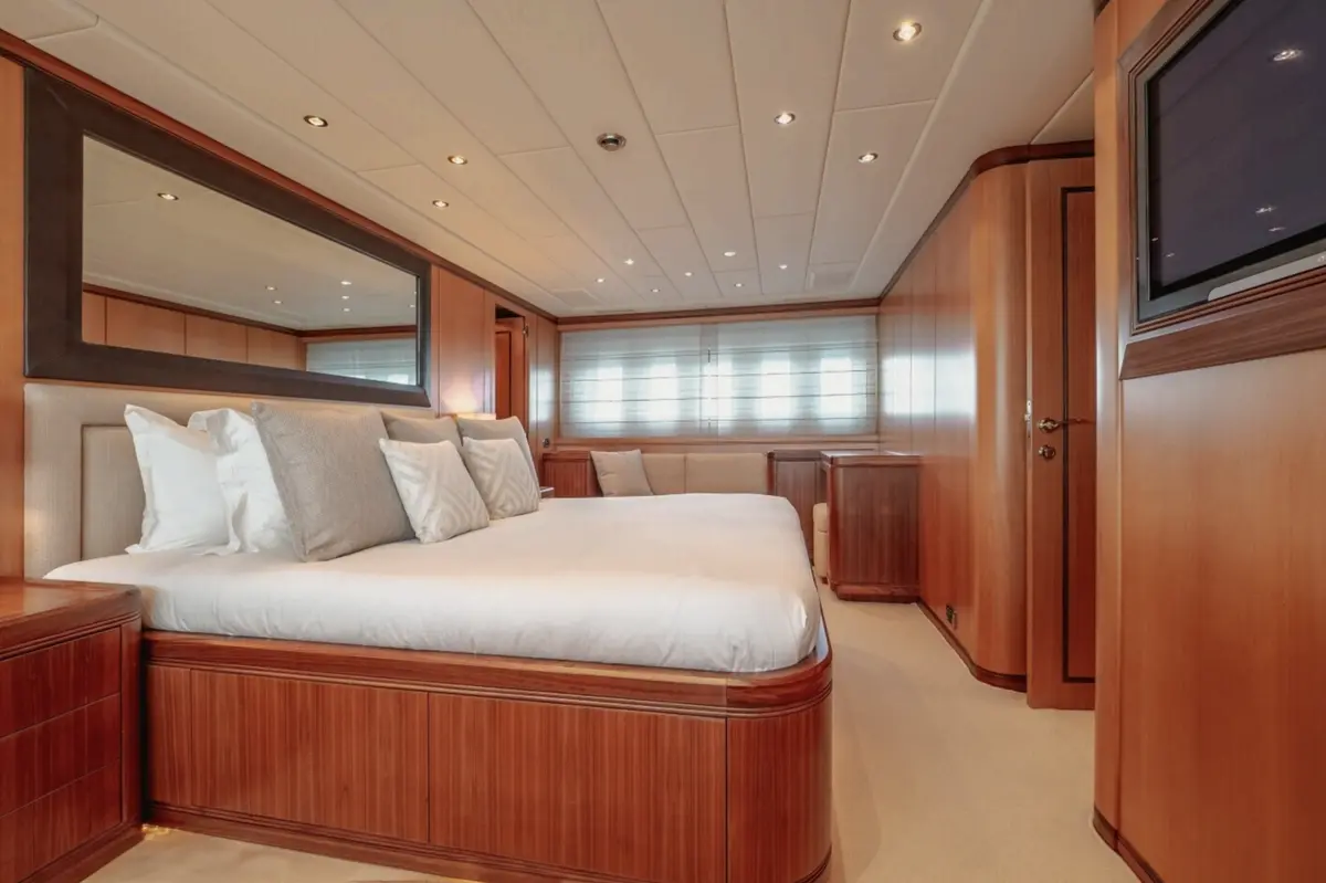Mangusta 105, salón — Barcelona Yacht Rental, Barcelona. Velocidad y estilo deportivo rumbo a Sitges