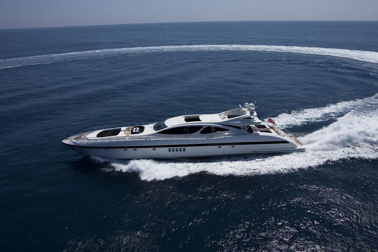 Mangusta 130 — Barcelona Yacht Rental, Barcelona. Velocidad y espacio abierto rumbo a Sitges