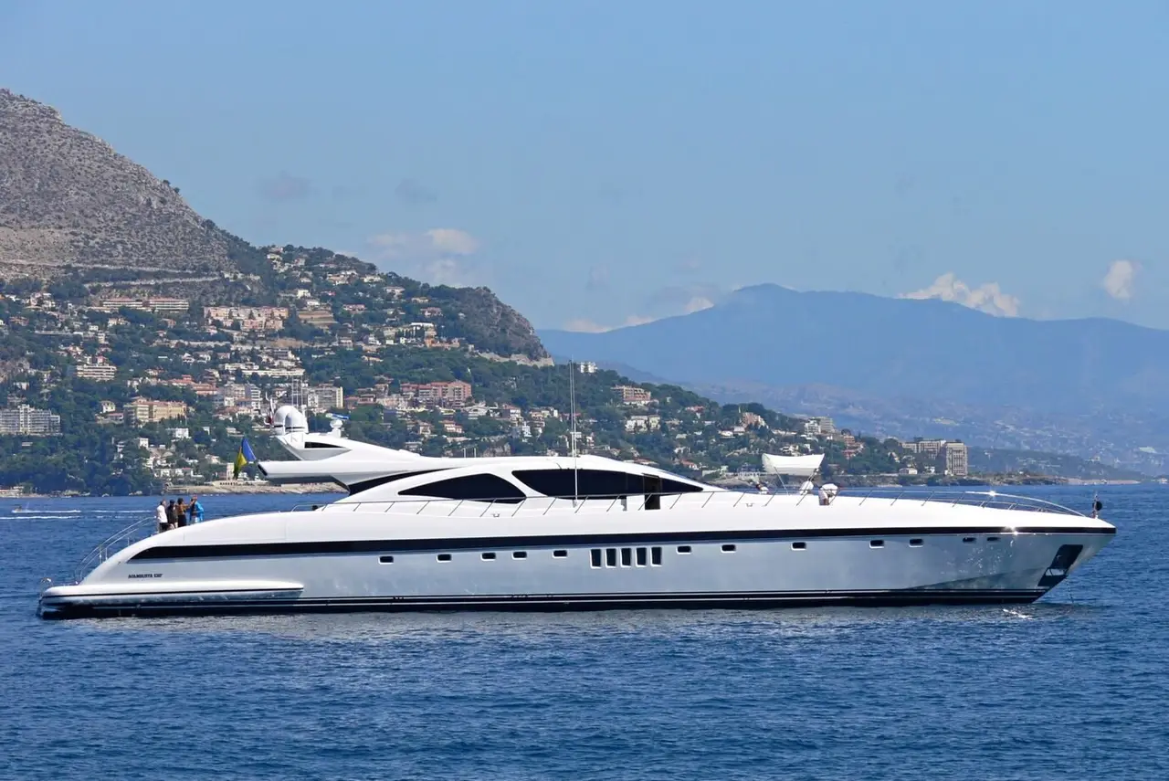 Mangusta 130, exterior — Barcelona Yacht Rental, Barcelona. Velocidad y espacio abierto rumbo a Sitges
