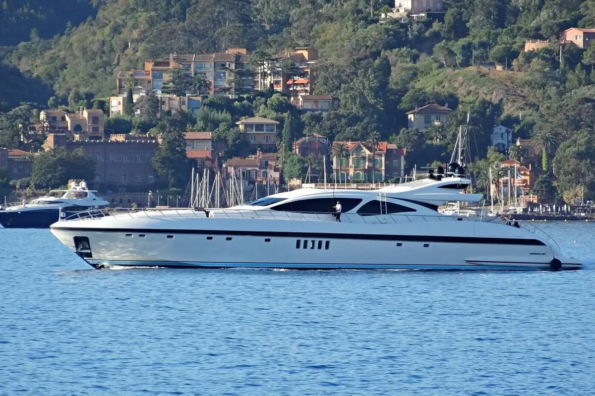 Mangusta 130, cubierta principal — Barcelona Yacht Rental, Barcelona. Velocidad y espacio abierto rumbo a Sitges