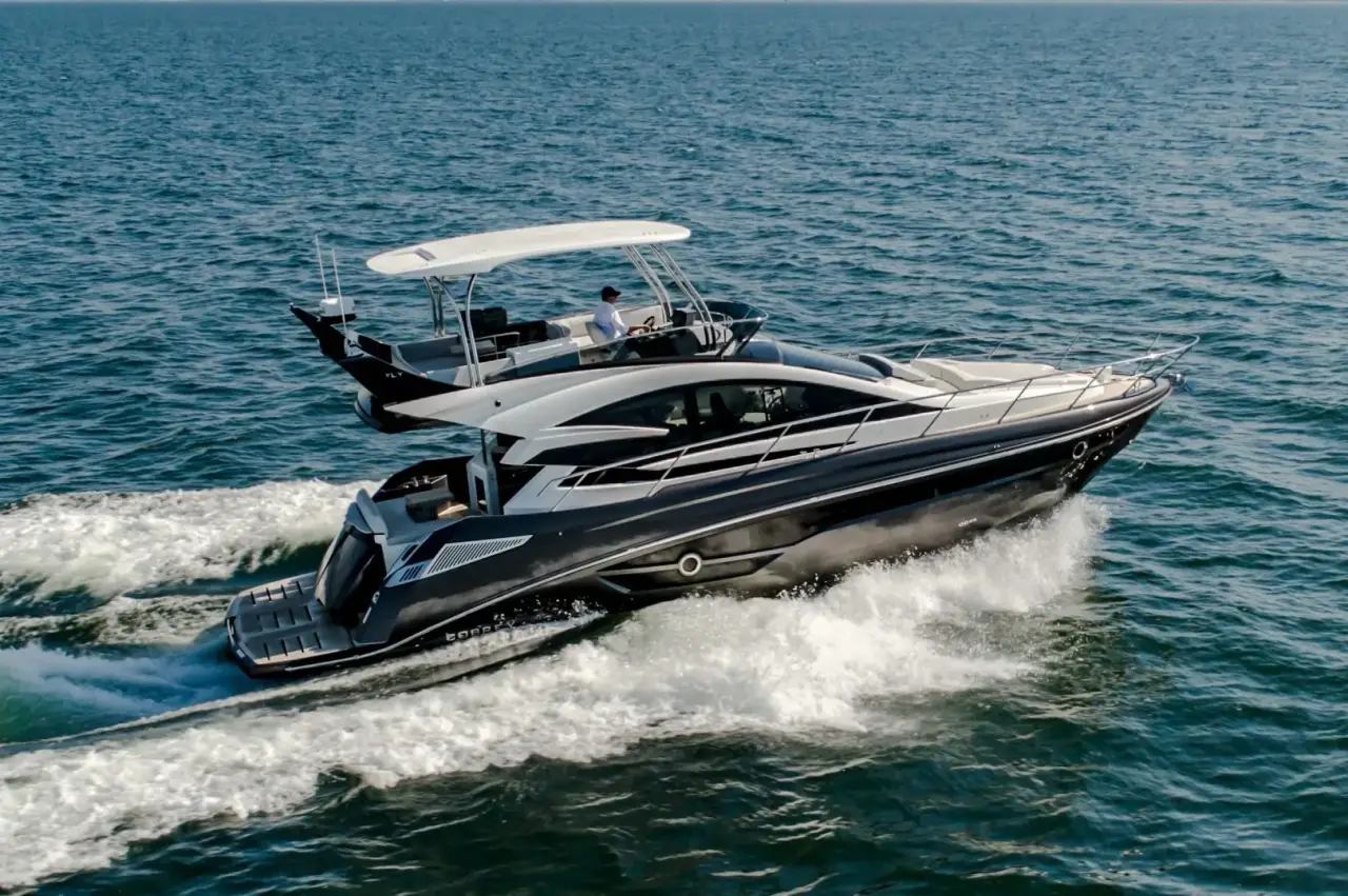 Mangusta 130, flybridge — Barcelona Yacht Rental, Barcelona. Velocidad y espacio abierto rumbo a Sitges