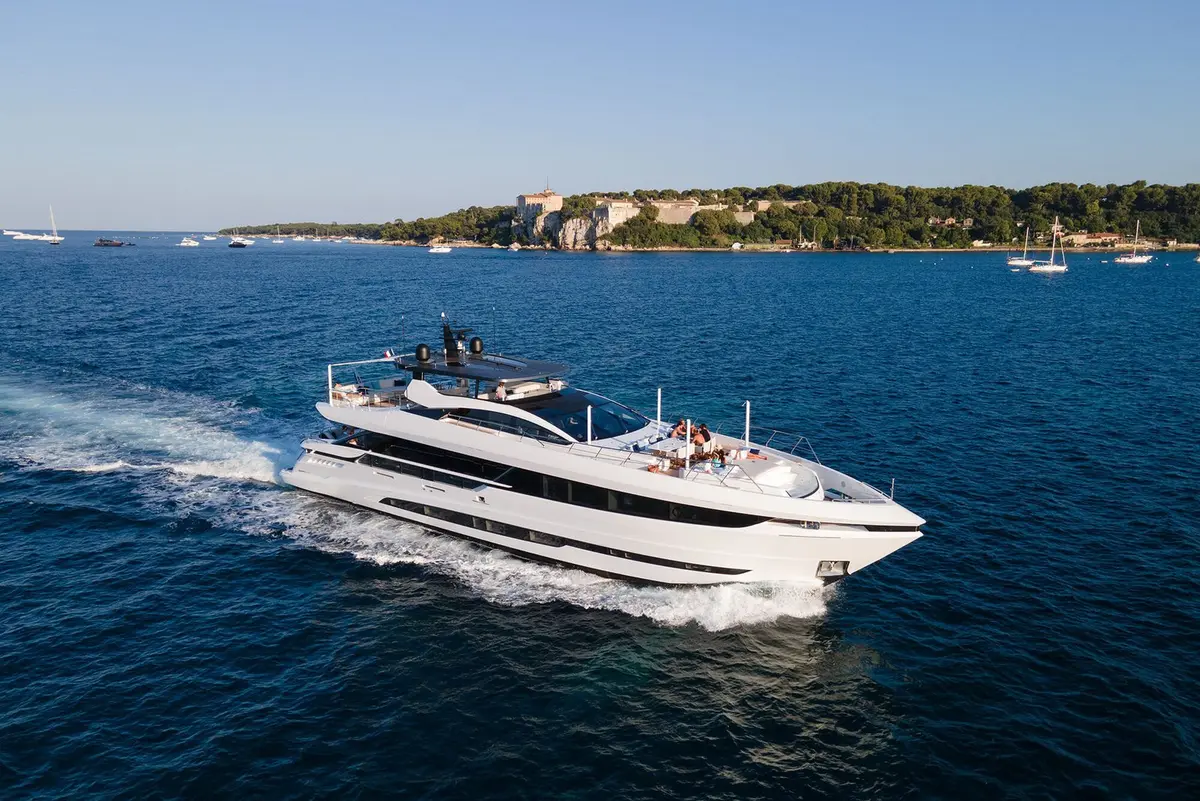 Mangusta 33 — Barcelona Yacht Rental, Barcelona. Velocidad y línea deportiva rumbo a Sitges
