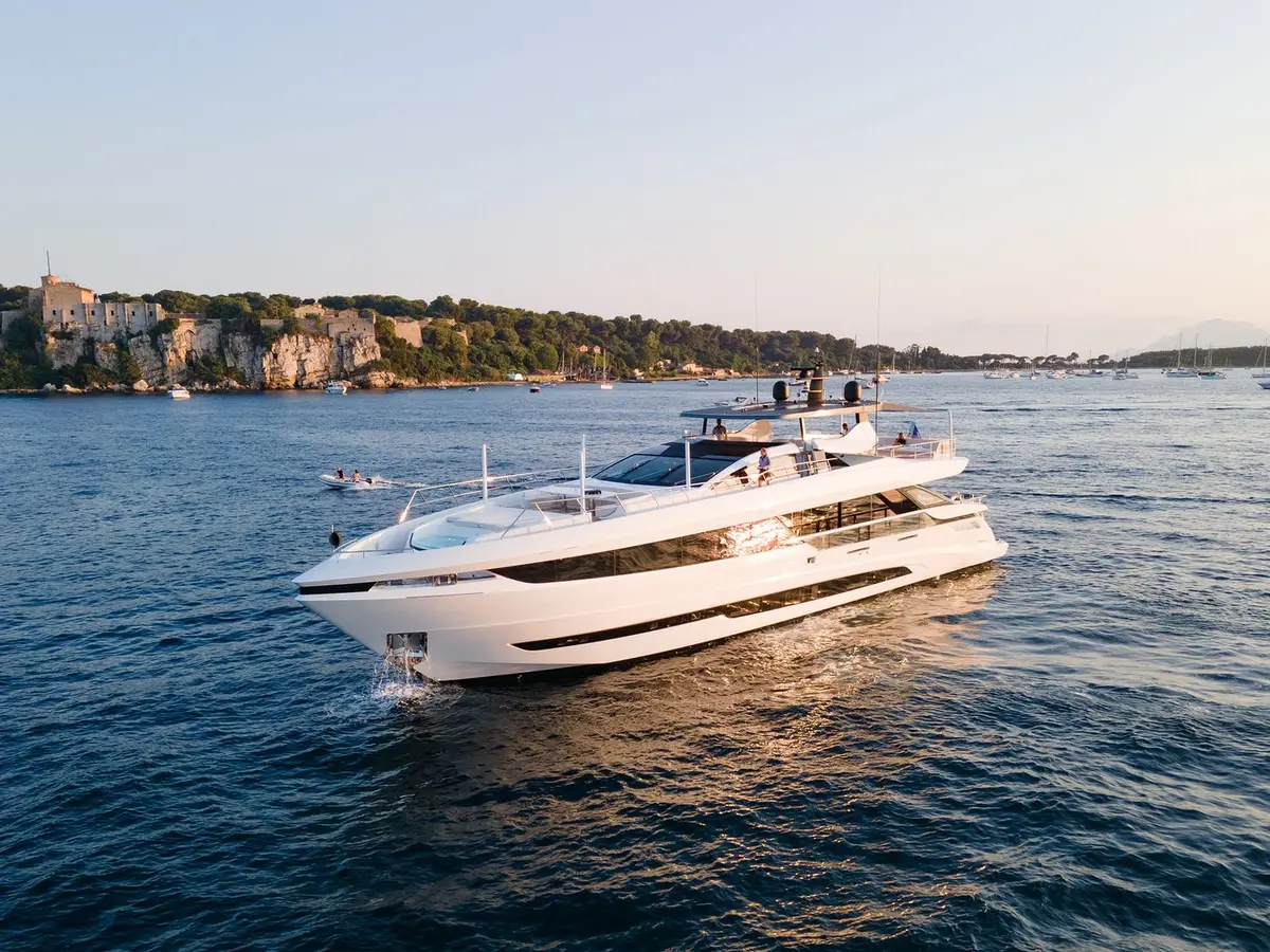 Mangusta 33, exterior — Barcelona Yacht Rental, Barcelona. Velocidad y línea deportiva rumbo a Sitges