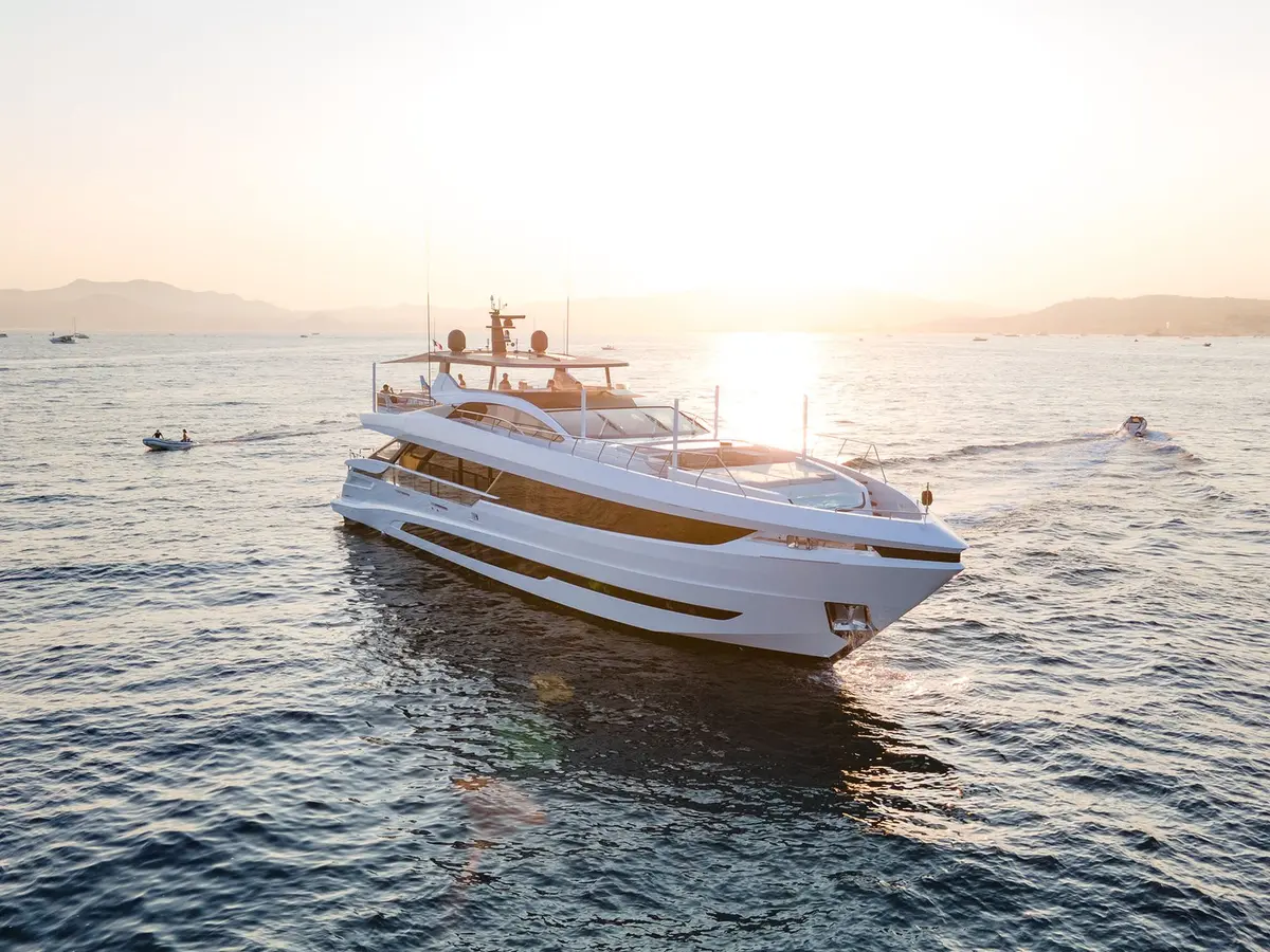Mangusta 33, cubierta principal — Barcelona Yacht Rental, Barcelona. Velocidad y línea deportiva rumbo a Sitges