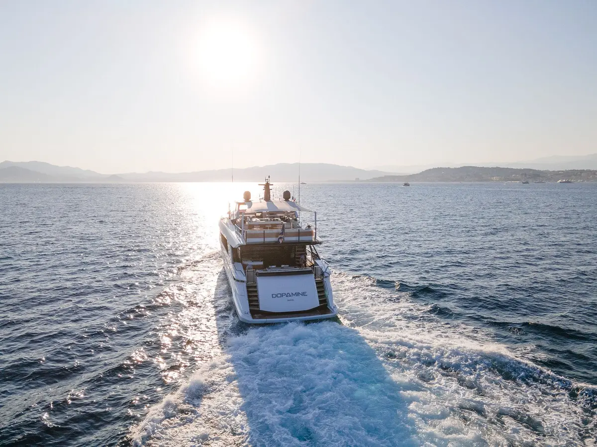 Mangusta 33, cubierta de popa — Barcelona Yacht Rental, Barcelona. Velocidad y línea deportiva rumbo a Sitges
