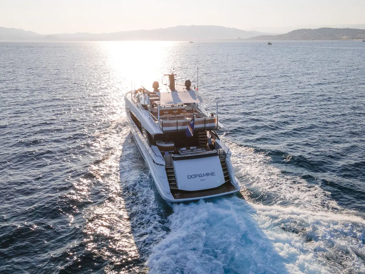 Mangusta 33, salón — Barcelona Yacht Rental, Barcelona. Velocidad y línea deportiva rumbo a Sitges