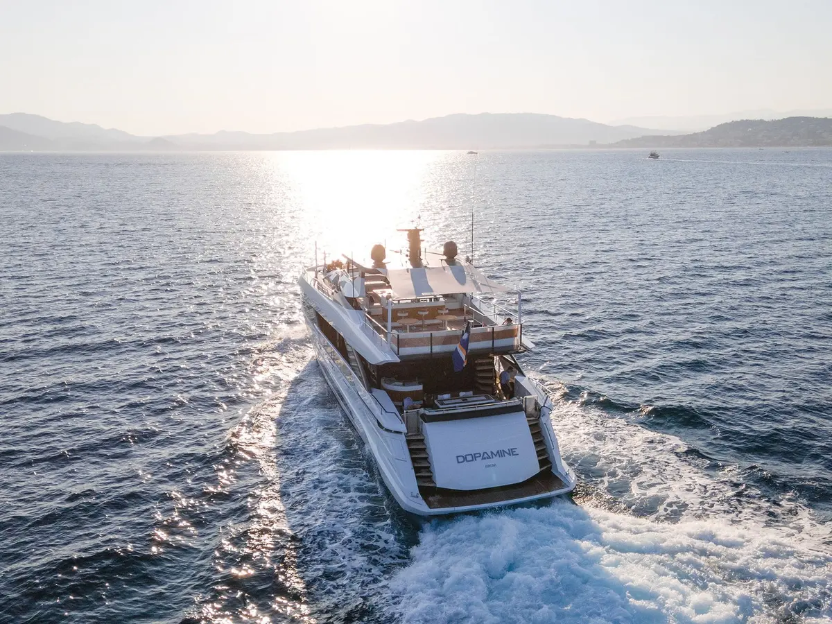 Mangusta 33, camarote principal — Barcelona Yacht Rental, Barcelona. Velocidad y línea deportiva rumbo a Sitges