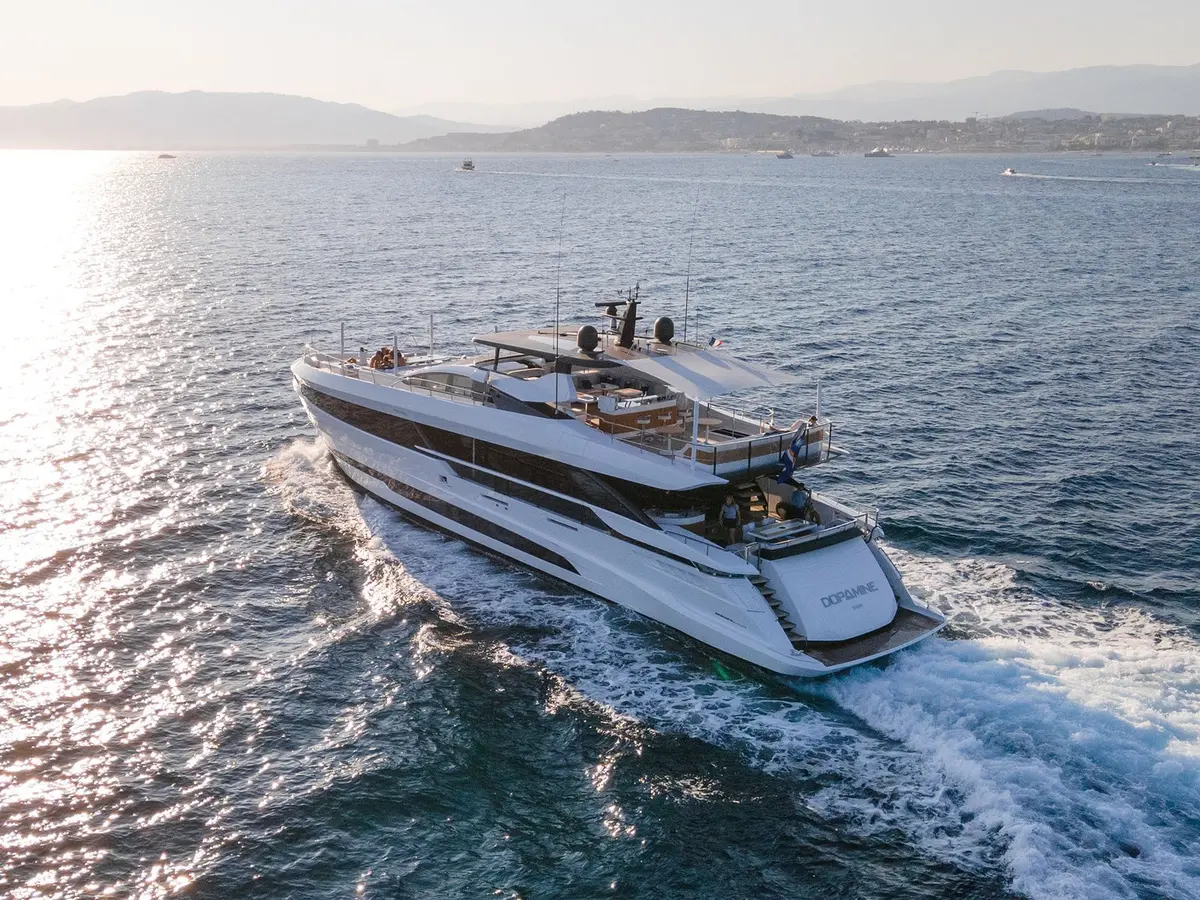 Mangusta 33, flybridge — Barcelona Yacht Rental, Barcelona. Velocidad y línea deportiva rumbo a Sitges
