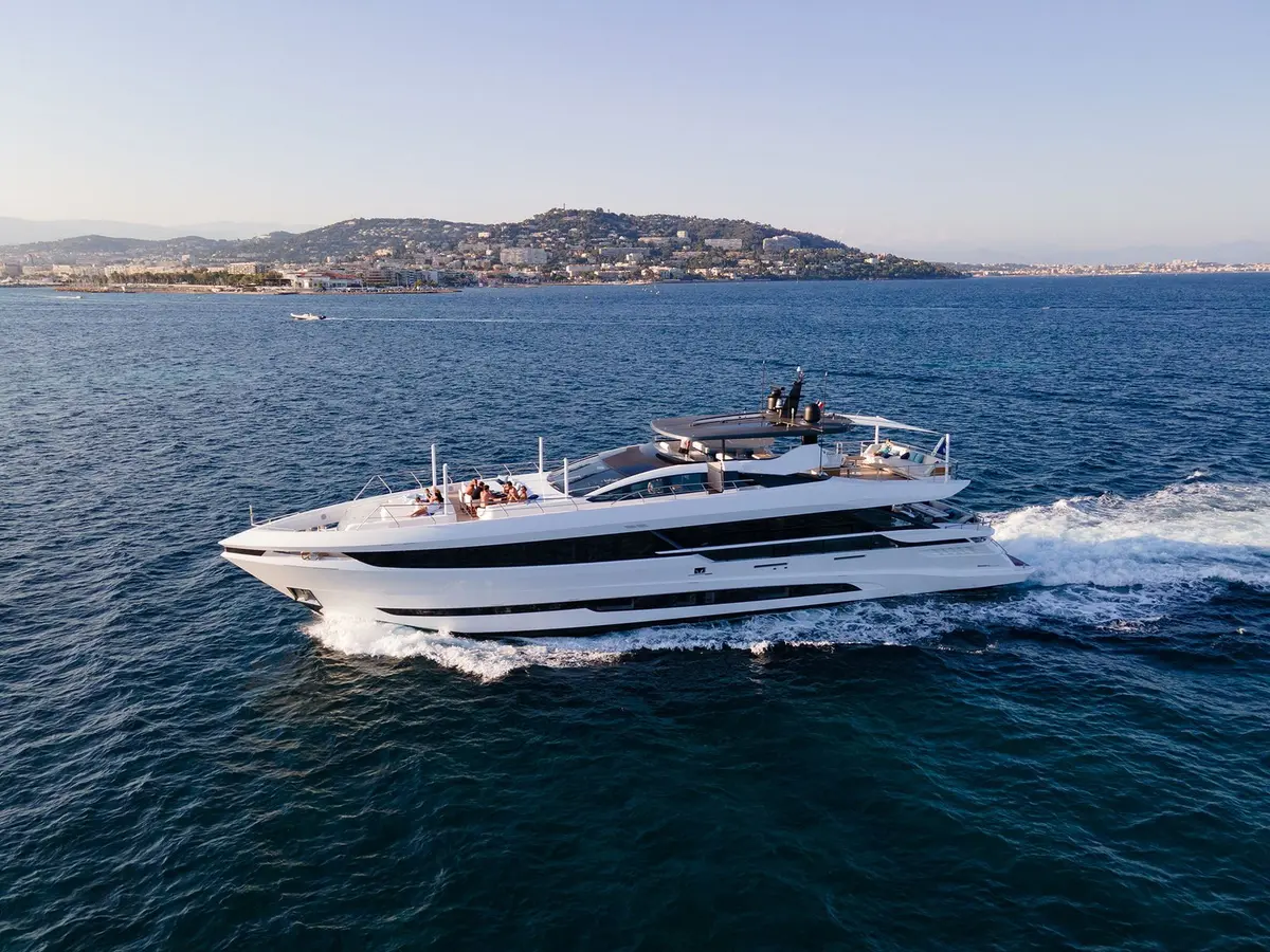 Mangusta 33, exterior — Barcelona Yacht Rental, Barcelona. Velocidad y línea deportiva rumbo a Sitges
