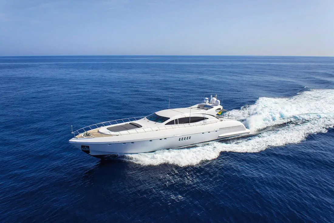 Mangusta 108 — Barcelona Yacht Rental, Barcelona. Velocidad y estilo italiano rumbo a Sitges