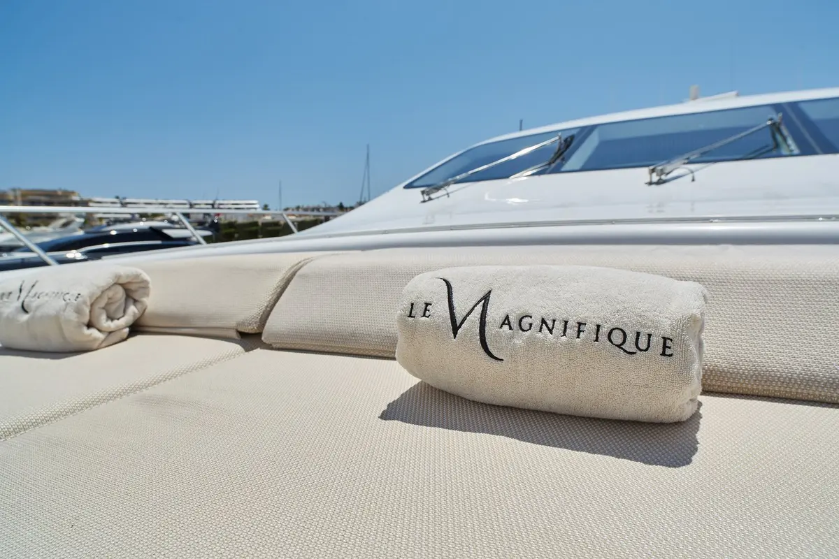 Mangusta 108, exterior — Barcelona Yacht Rental, Barcelona. Velocidad y estilo italiano rumbo a Sitges