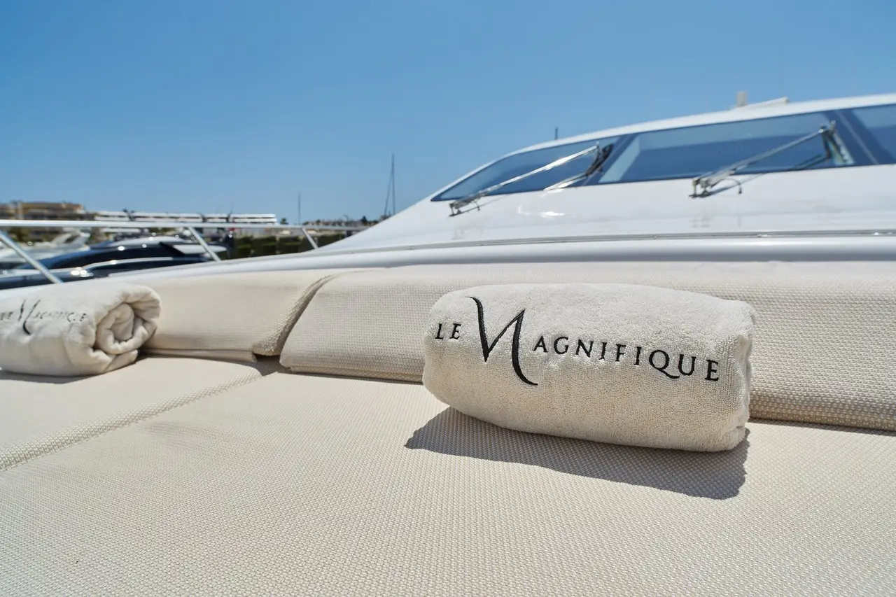Mangusta 108, exterior — Barcelona Yacht Rental, Barcelona. Velocidad y estilo italiano rumbo a Sitges