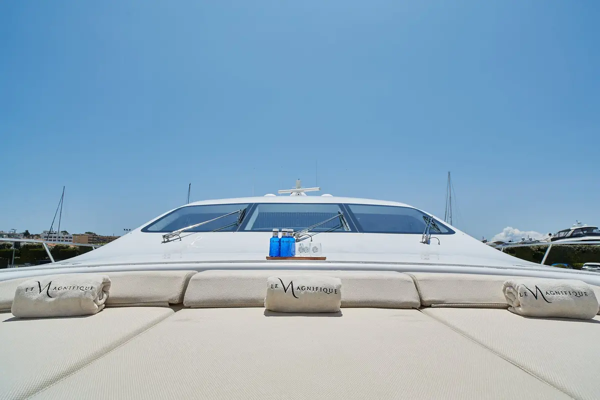 Mangusta 108, cubierta principal — Barcelona Yacht Rental, Barcelona. Velocidad y estilo italiano rumbo a Sitges