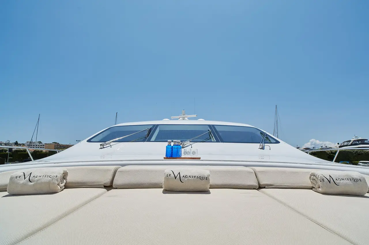 Mangusta 108, cubierta principal — Barcelona Yacht Rental, Barcelona. Velocidad y estilo italiano rumbo a Sitges