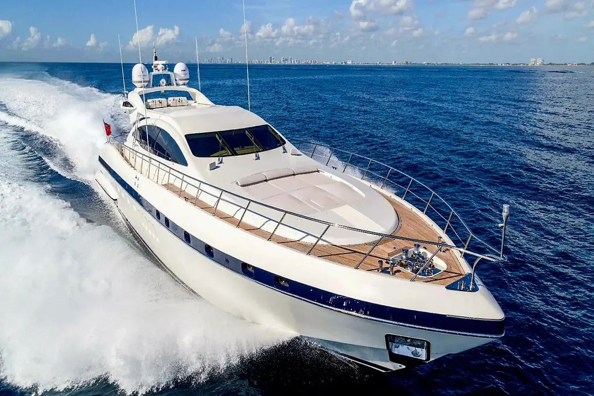 Mangusta 92, exterior — Barcelona Yacht Rental, Barcelona. Rumbo veloz a Sitges antes del almuerzo