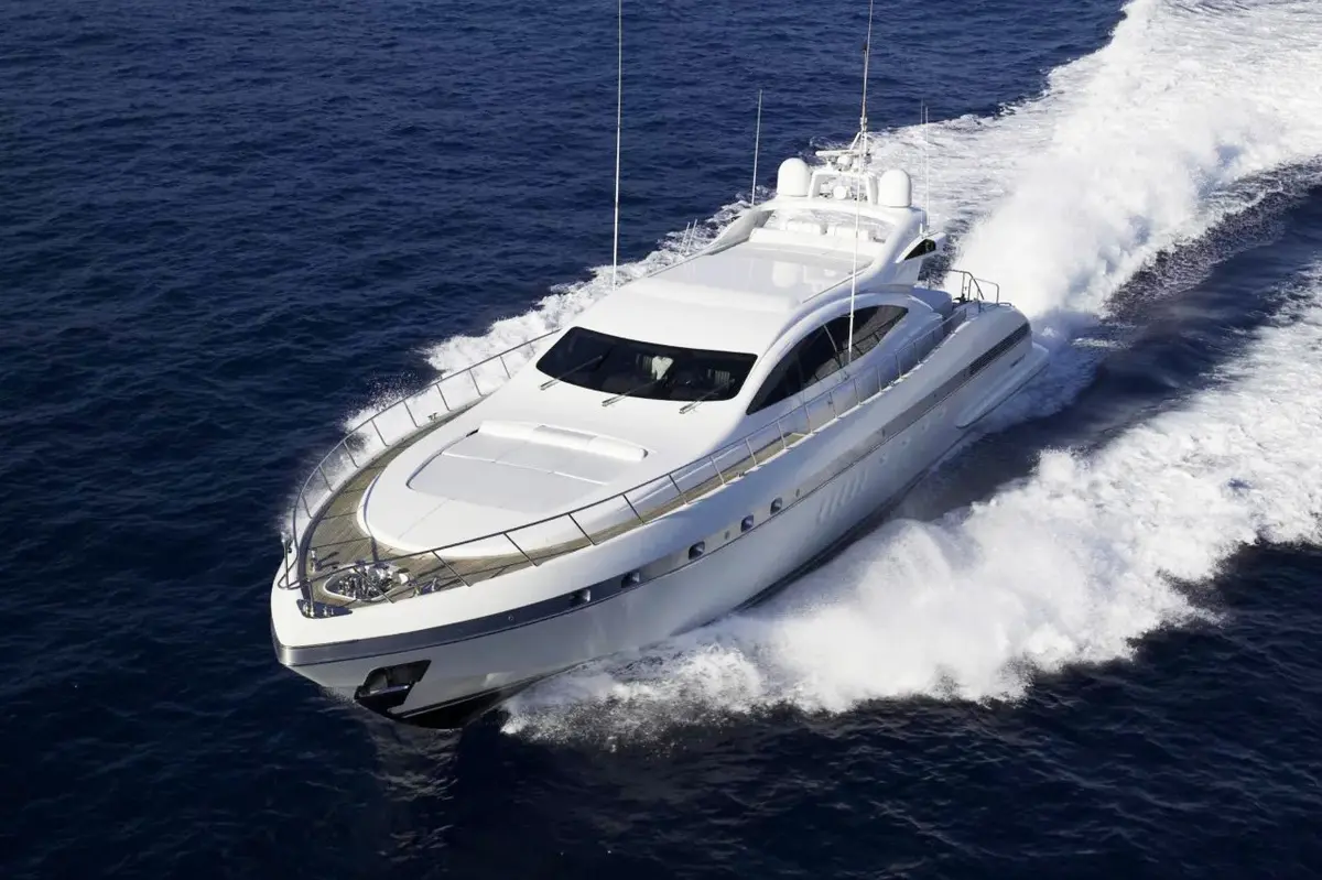 Mangusta 92, cubierta principal — Barcelona Yacht Rental, Barcelona. Rumbo veloz a Sitges antes del almuerzo