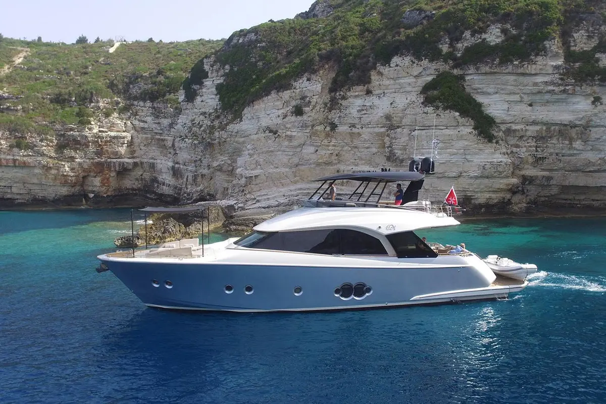 MCY66 — Barcelona Yacht Rental, Barcelona. Rumbo a Sitges con calma y espacio a bordo