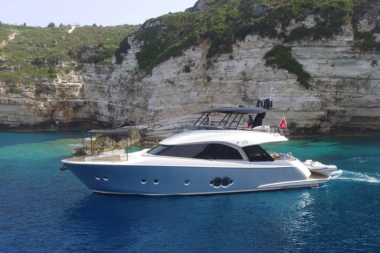 MCY66 — Barcelona Yacht Rental, Barcelona. Rumbo a Sitges con calma y espacio a bordo