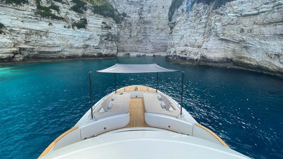 MCY66, exterior — Barcelona Yacht Rental, Barcelona. Rumbo a Sitges con calma y espacio a bordo