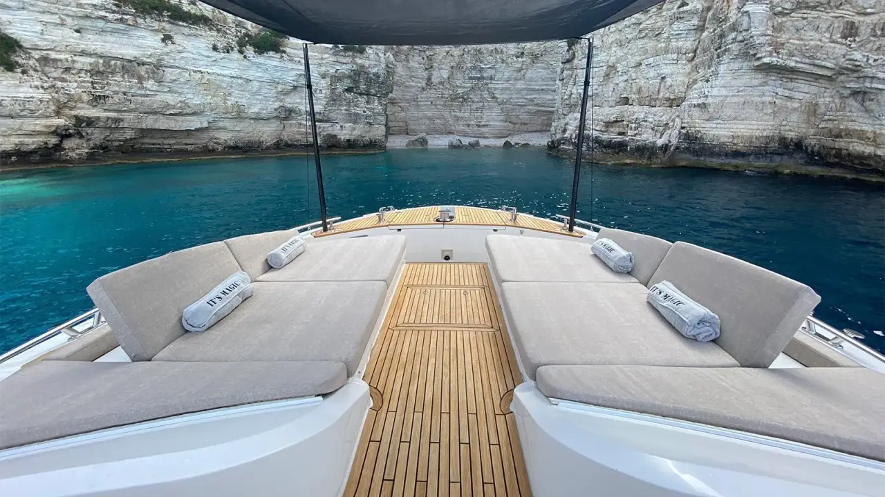 MCY66, cubierta principal — Barcelona Yacht Rental, Barcelona. Rumbo a Sitges con calma y espacio a bordo