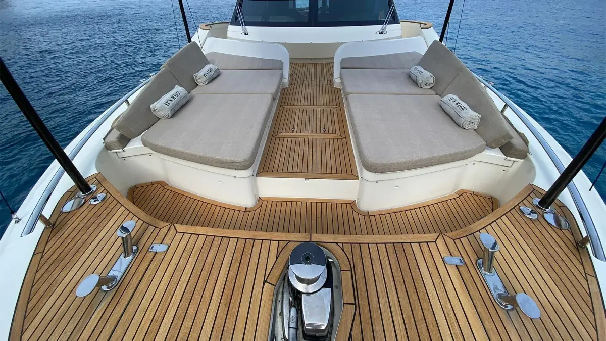 MCY66, cubierta de popa — Barcelona Yacht Rental, Barcelona. Rumbo a Sitges con calma y espacio a bordo