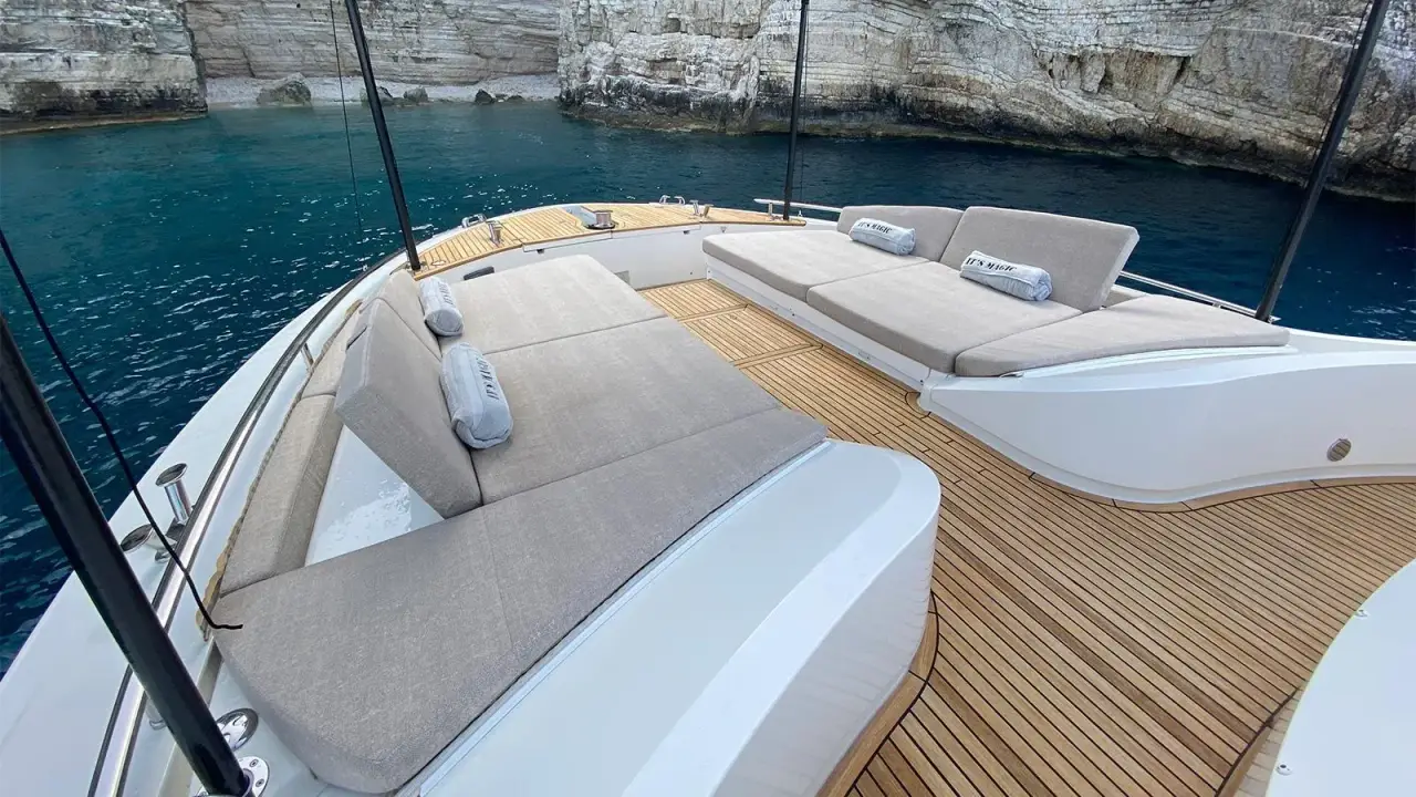 MCY66, salón — Barcelona Yacht Rental, Barcelona. Rumbo a Sitges con calma y espacio a bordo