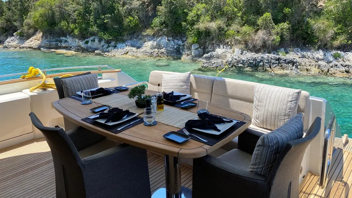 MCY66, camarote principal — Barcelona Yacht Rental, Barcelona. Rumbo a Sitges con calma y espacio a bordo