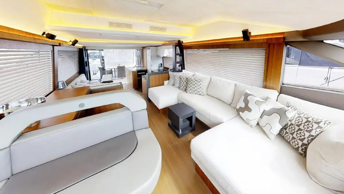 MCY66, flybridge — Barcelona Yacht Rental, Barcelona. Rumbo a Sitges con calma y espacio a bordo