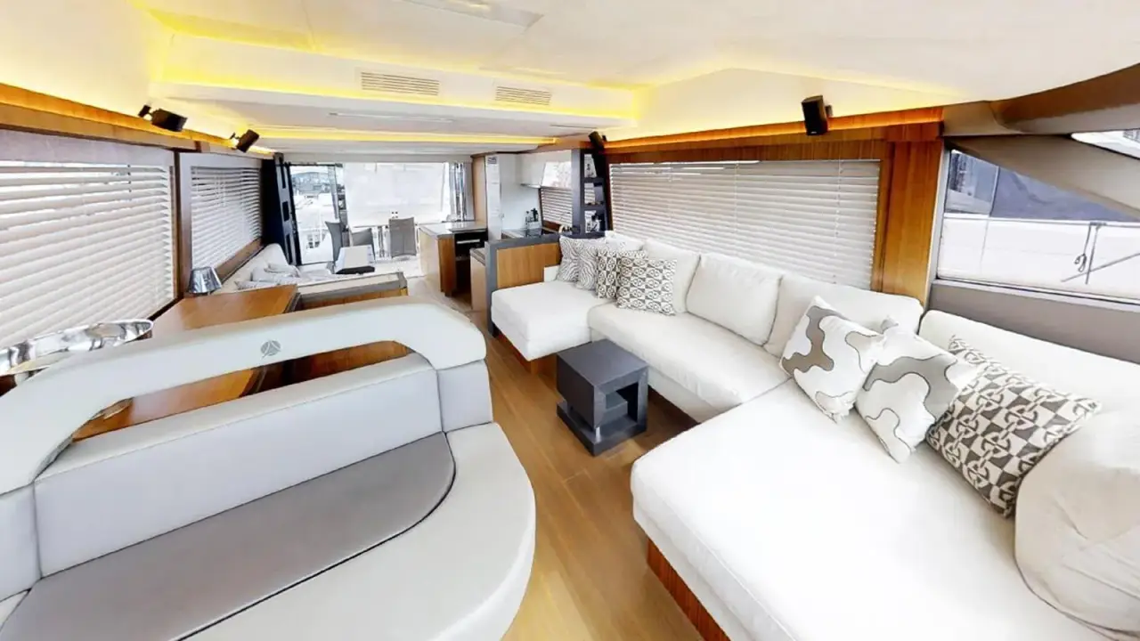 MCY66, flybridge — Barcelona Yacht Rental, Barcelona. Rumbo a Sitges con calma y espacio a bordo