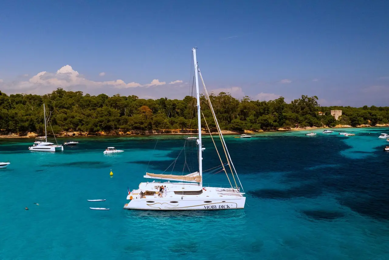 Moby-Dick — Barcelona Yacht Rental, Barcelona. Catamarán estable rumbo a Sitges con paradas para bañarse