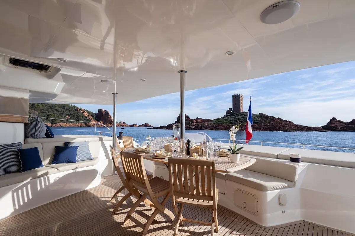 Moby-Dick, cubierta principal — Barcelona Yacht Rental, Barcelona. Catamarán estable rumbo a Sitges con paradas para bañarse