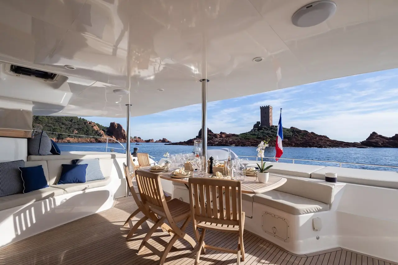 Moby-Dick, cubierta principal — Barcelona Yacht Rental, Barcelona. Catamarán estable rumbo a Sitges con paradas para bañarse
