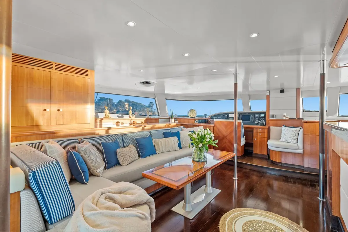 Moby-Dick, salón — Barcelona Yacht Rental, Barcelona. Catamarán estable rumbo a Sitges con paradas para bañarse