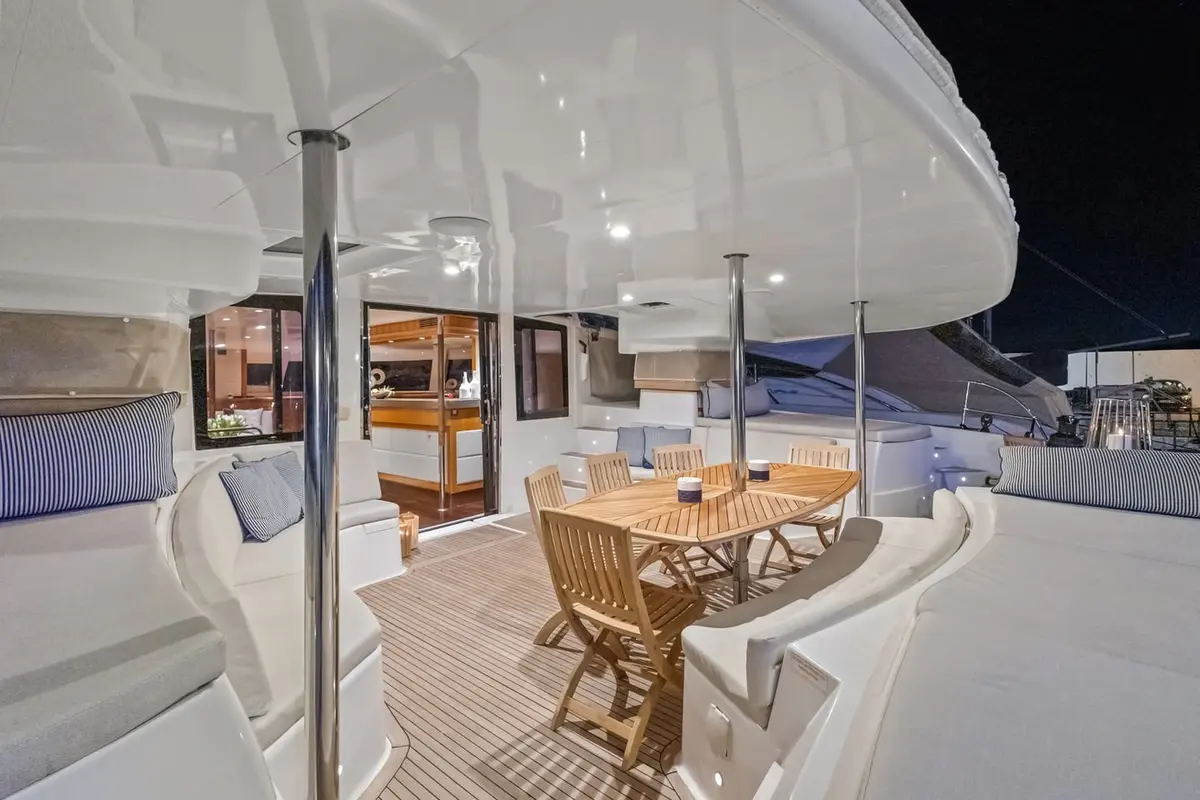 Moby-Dick, camarote principal — Barcelona Yacht Rental, Barcelona. Catamarán estable rumbo a Sitges con paradas para bañarse