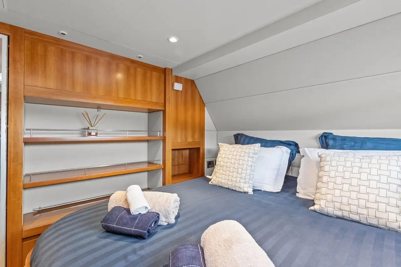 Moby-Dick, flybridge — Barcelona Yacht Rental, Barcelona. Catamarán estable rumbo a Sitges con paradas para bañarse