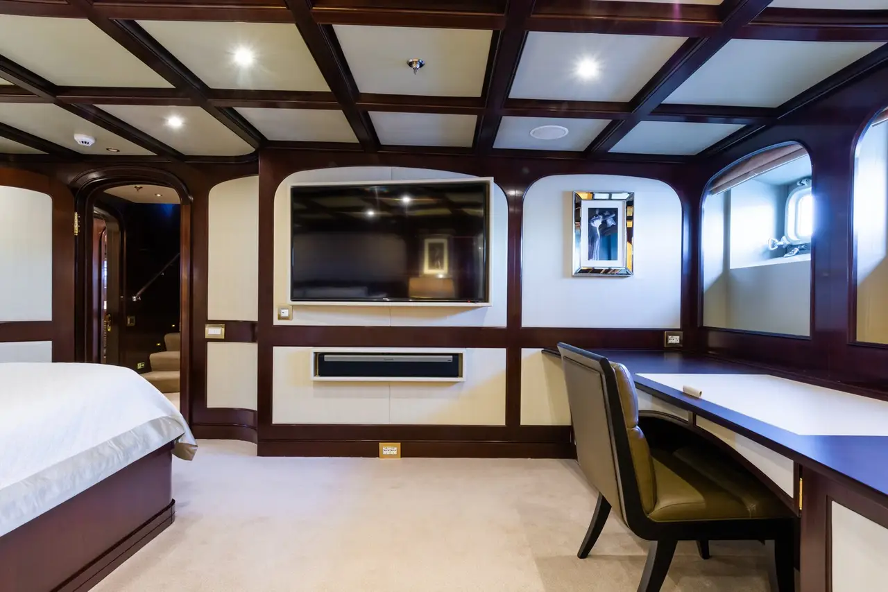 The Wellesley, cubierta principal — Barcelona Yacht Rental, Barcelona. 56 metros de eslora rumbo a Menorca al amanecer