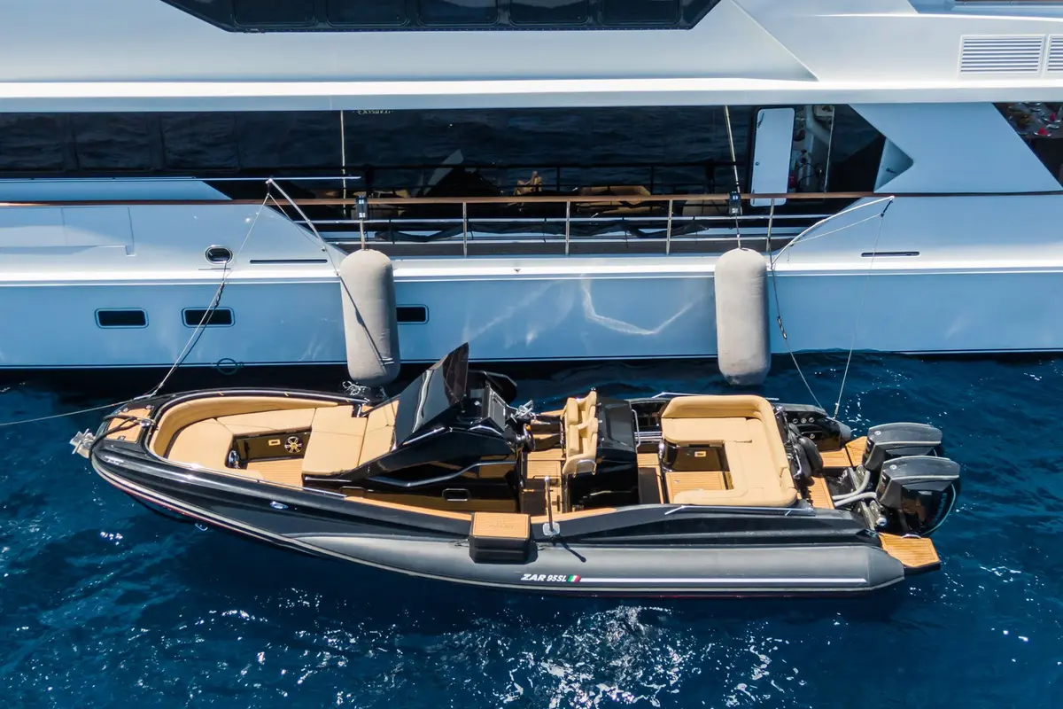 The Wellesley, cubierta de popa — Barcelona Yacht Rental, Barcelona. 56 metros de eslora rumbo a Menorca al amanecer