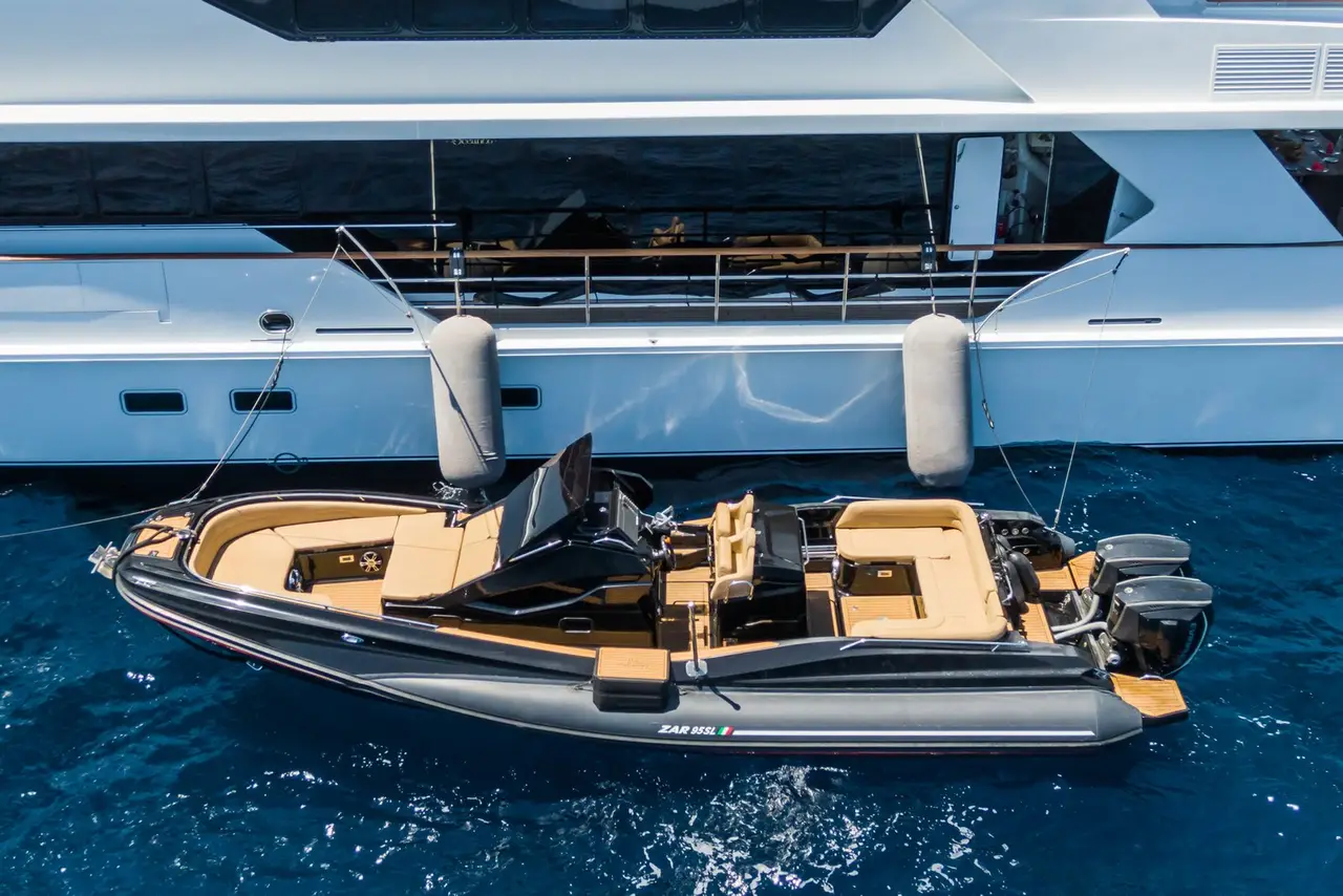 The Wellesley, cubierta de popa — Barcelona Yacht Rental, Barcelona. 56 metros de eslora rumbo a Menorca al amanecer