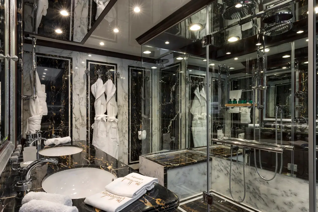 The Wellesley, salón — Barcelona Yacht Rental, Barcelona. 56 metros de eslora rumbo a Menorca al amanecer