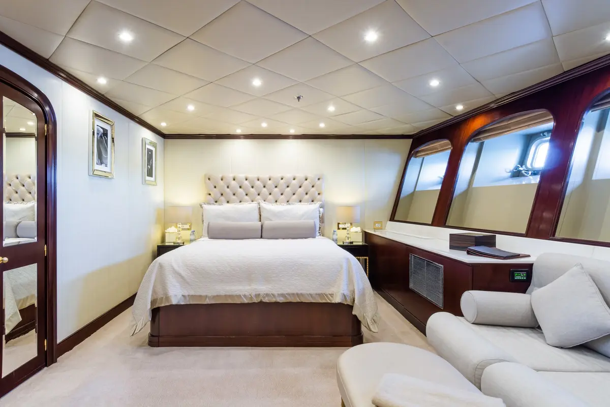 The Wellesley, camarote principal — Barcelona Yacht Rental, Barcelona. 56 metros de eslora rumbo a Menorca al amanecer