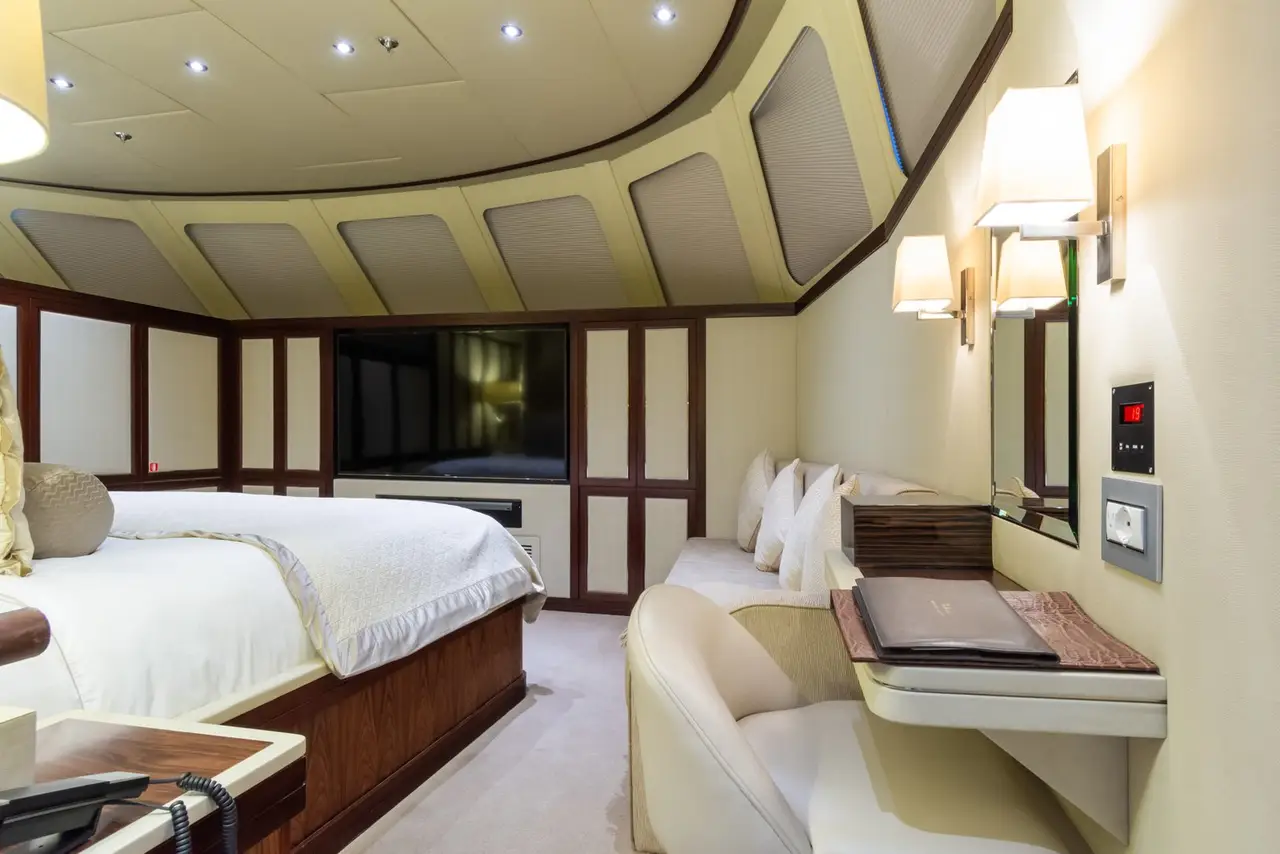 The Wellesley, flybridge — Barcelona Yacht Rental, Barcelona. 56 metros de eslora rumbo a Menorca al amanecer