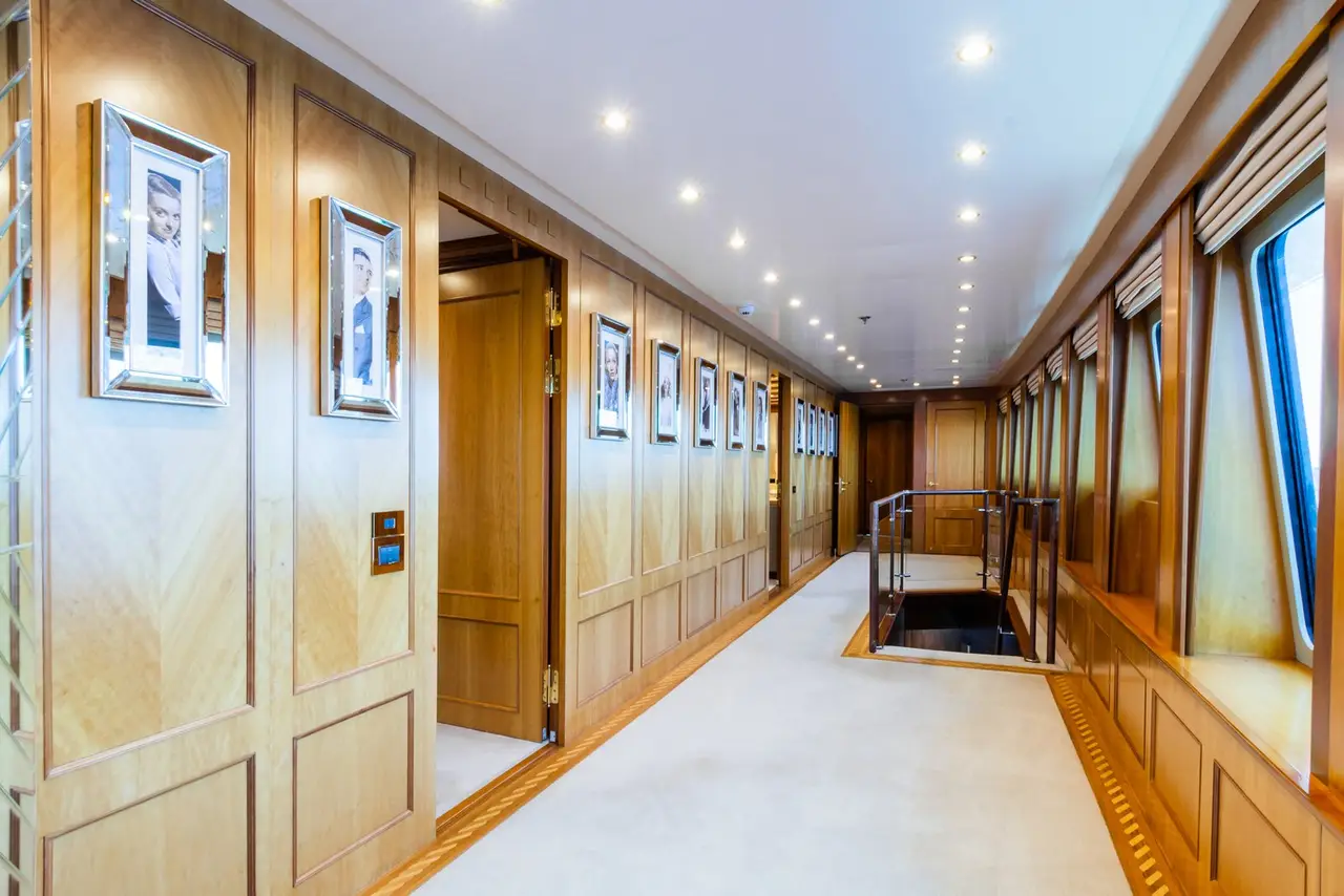 The Wellesley, exterior — Barcelona Yacht Rental, Barcelona. 56 metros de eslora rumbo a Menorca al amanecer