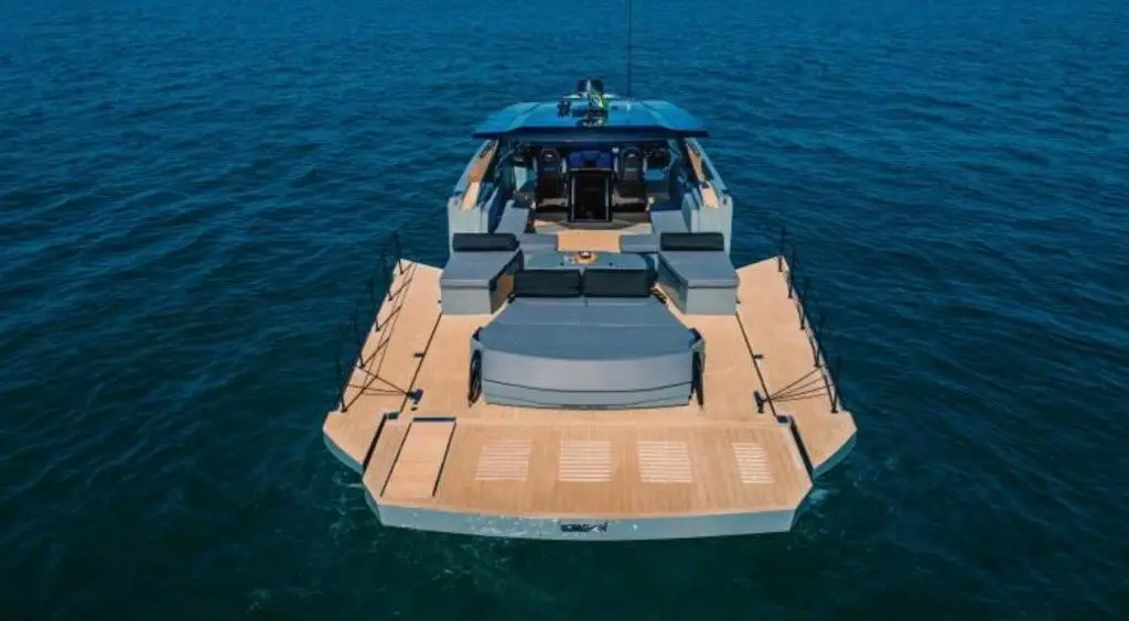 Okean 55, cubierta principal — Barcelona Yacht Rental, Barcelona. Rumbo a Sitges con calado cómodo para toda la familia