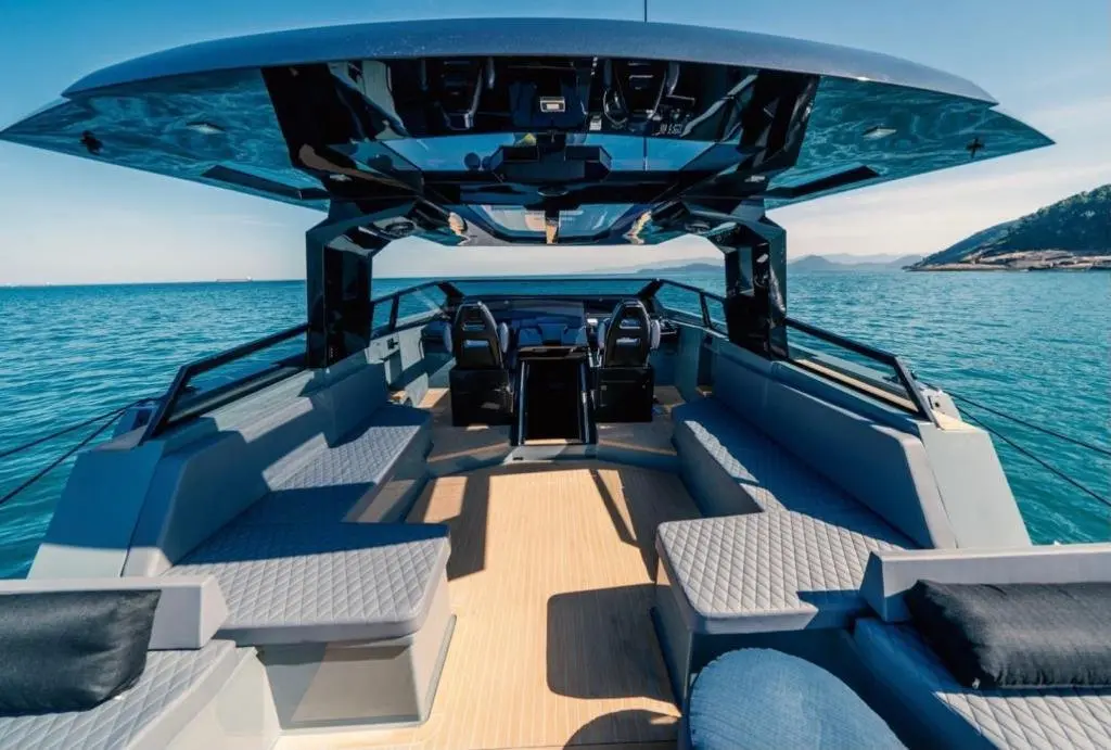 Okean 55, cubierta de popa — Barcelona Yacht Rental, Barcelona. Rumbo a Sitges con calado cómodo para toda la familia