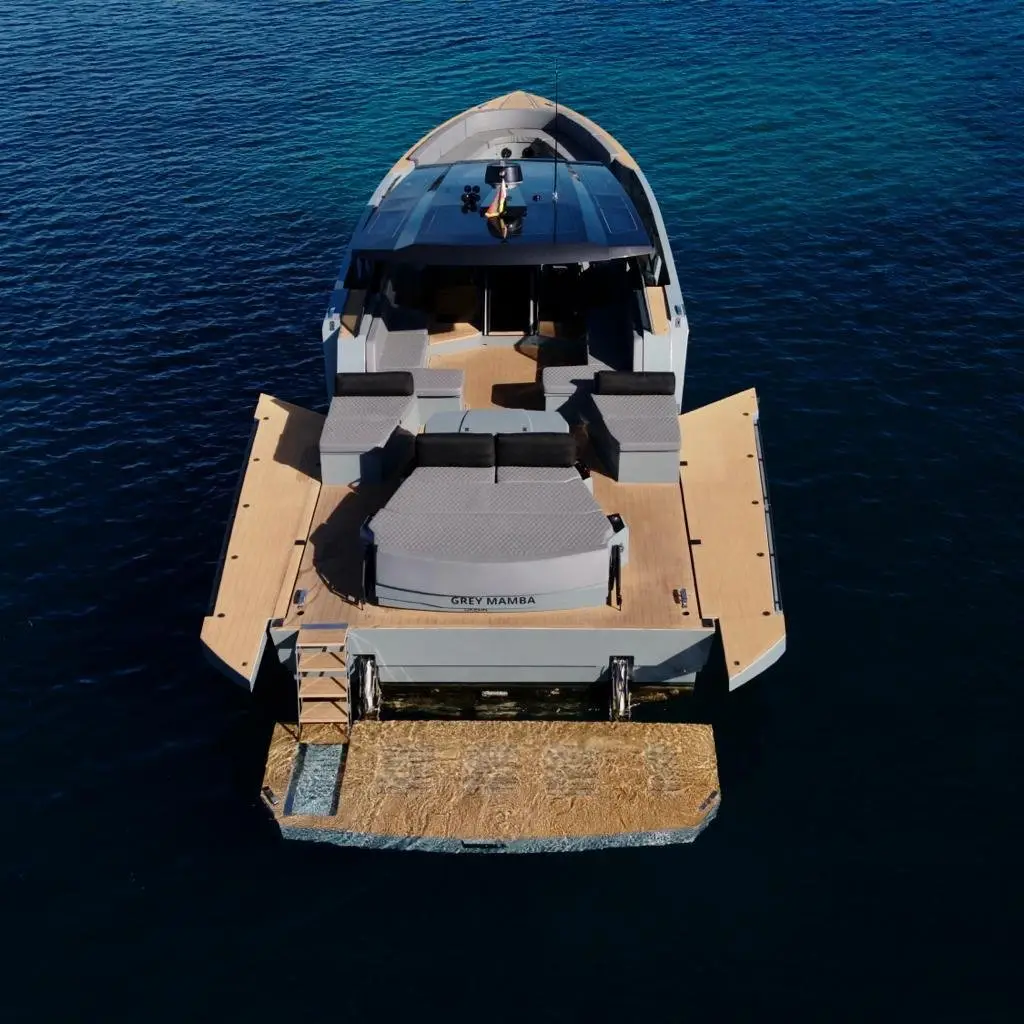 Okean 55, salón — Barcelona Yacht Rental, Barcelona. Rumbo a Sitges con calado cómodo para toda la familia
