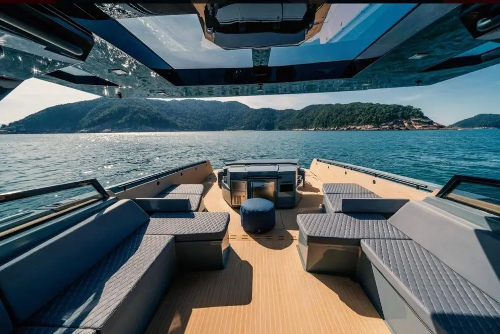 Okean 55, camarote principal — Barcelona Yacht Rental, Barcelona. Rumbo a Sitges con calado cómodo para toda la familia