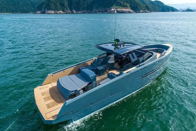 Okean 55, flybridge — Barcelona Yacht Rental, Barcelona. Rumbo a Sitges con calado cómodo para toda la familia