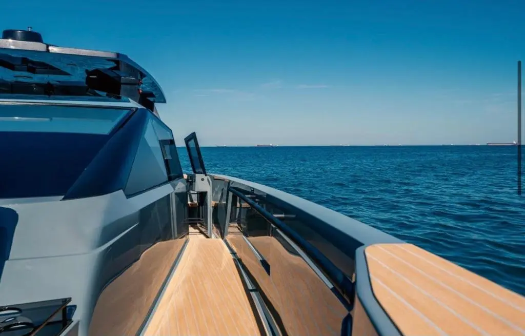 Okean 55, exterior — Barcelona Yacht Rental, Barcelona. Rumbo a Sitges con calado cómodo para toda la familia
